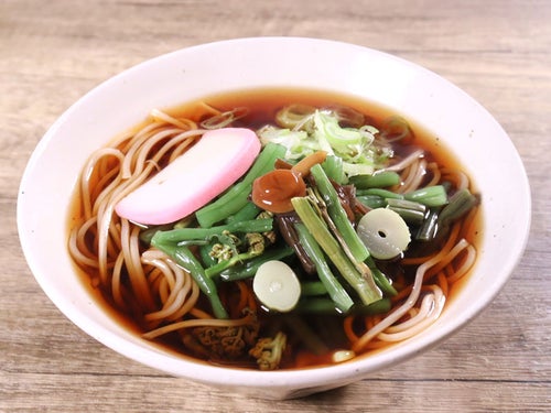 温めて乗せるだけ!5種の山菜そば